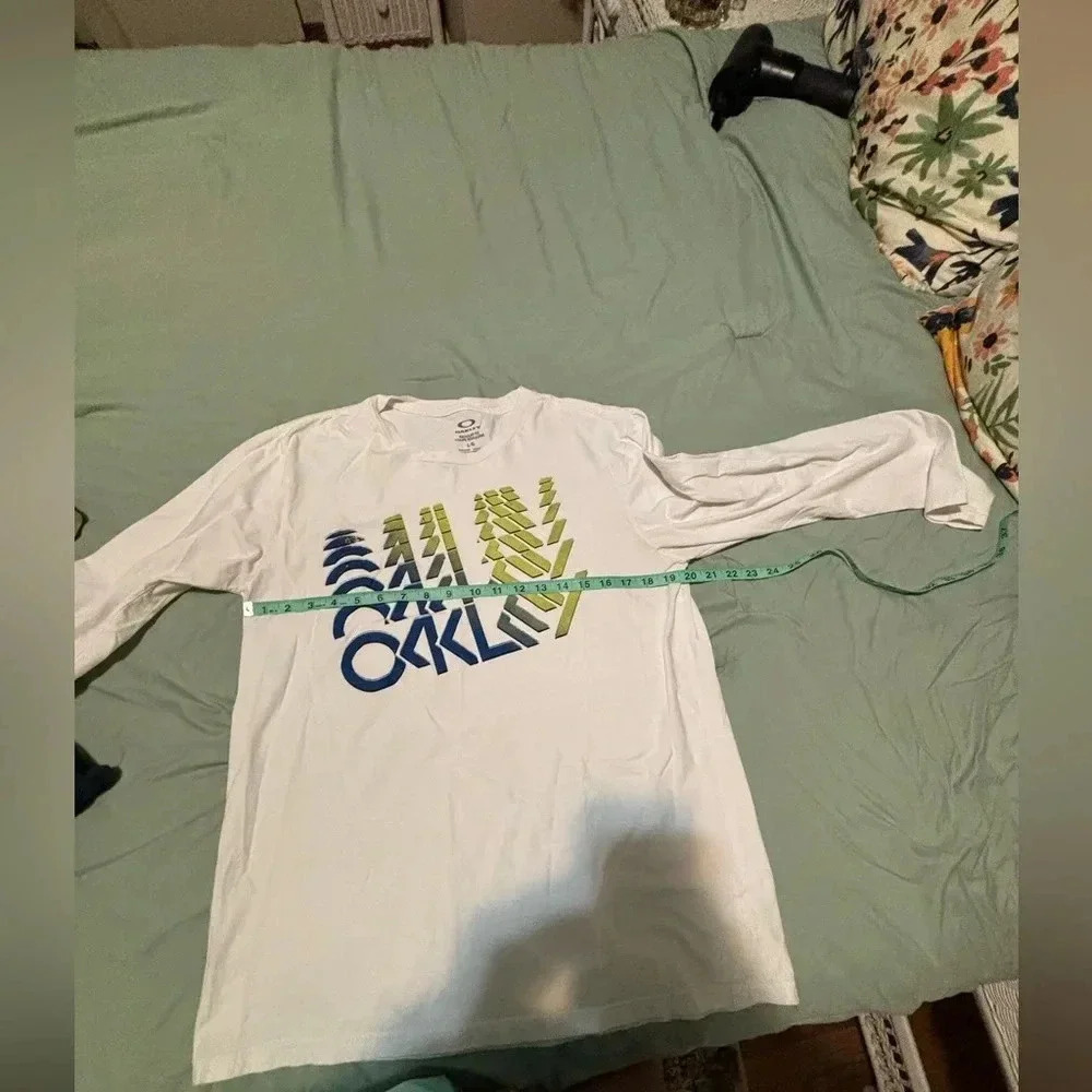 Oakley White Long Sleeve Tee w/Blue & Green Logo Large. No stains - Picture 10 of 12